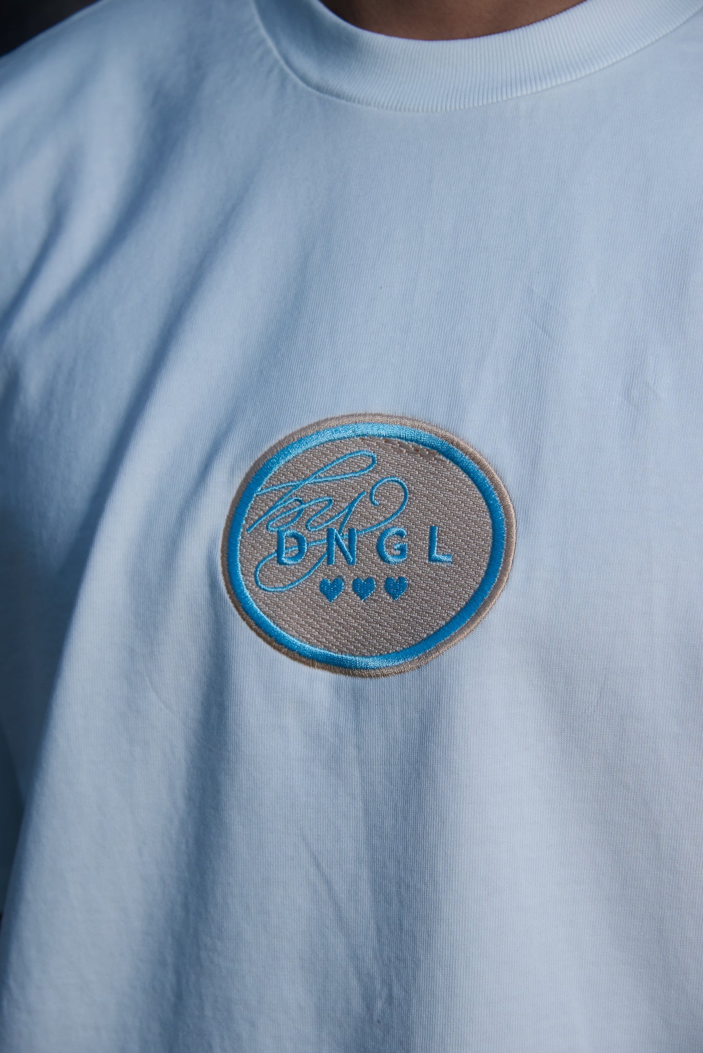 Camiseta blanca - Bordado baby blue