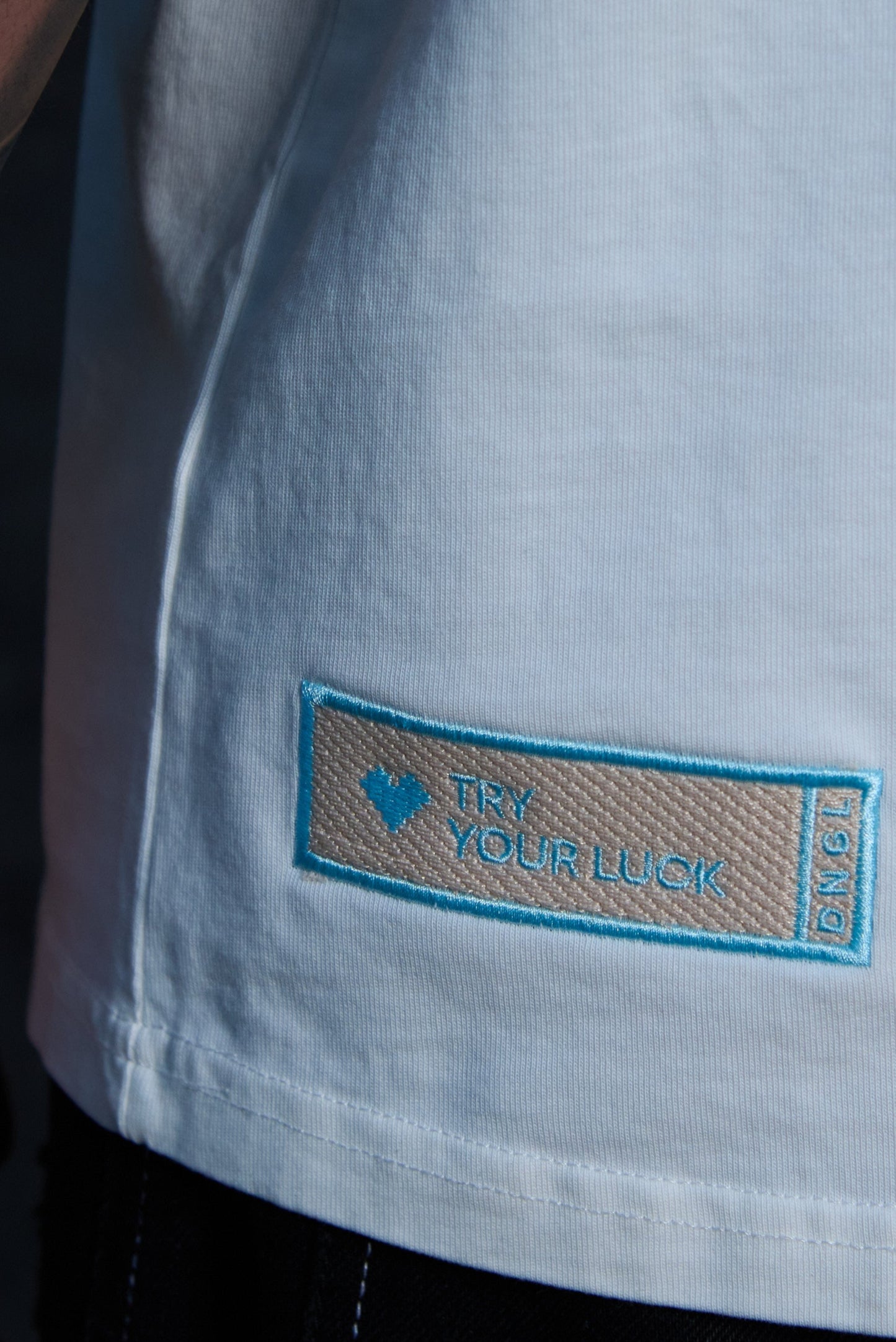 Camiseta blanca - Bordado baby blue
