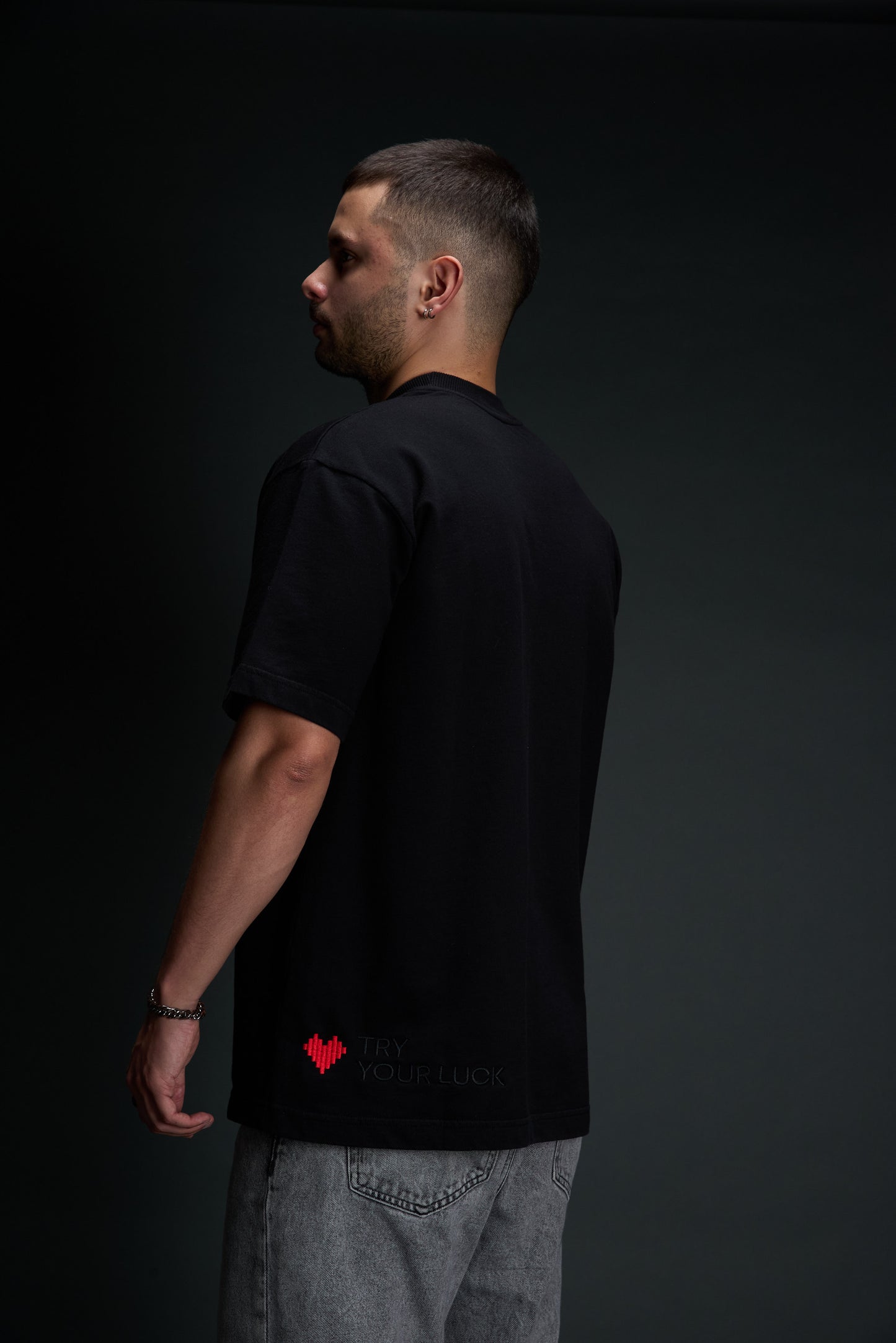 Camiseta negra - Bordado corazón negro